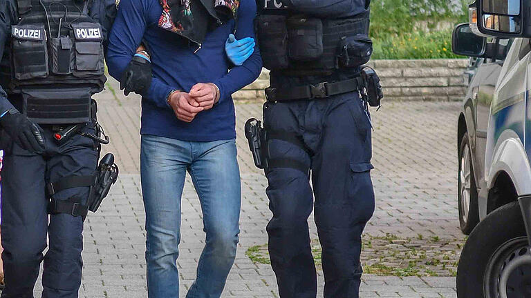 Ein Mann wird von bewaffneten Polizisten abgeführt. In Kempten wurde gestern bei einer Razzia ein 24-jährigen Syrer in Gewahrsam genommen. Wir haben mit einem Weggefährten über den Mann gesprochen.  Foto:       -  In Kempten wurde bei einer Razzia ein 24-jährigen Syrer in Gewahrsam genommen.