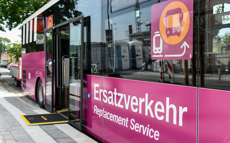 Ersatzbusse verkehren während der Zugausfälle zwischen den Bahnhöfen Kitzingen und Würzburg. Ersatzbusse verkehren während der Zugausfälle zwischen den Bahnhöfen Kitzingen und Würzburg.