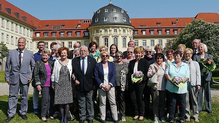 Aktive und ehemalige Grüne Damen und Herren bei der Feier zum 30-jährigen Jubiläum des Besuchsdienstes. Aktive und ehemalige Grüne Damen und Herren bei der Feier zum 30-jährigen Jubiläum des Besuchsdienstes.