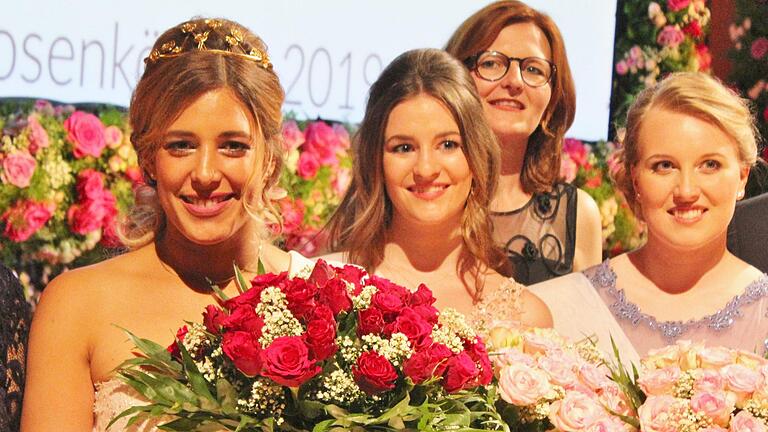 Rosenkönigin wurde 2019 Lynette Schmidt. Hier im Bild mit Rosenprinzessinnen Dana Rüttger und Isabell Voll, im Hintergrund: Kurdirektorin Sylvie.Werner Vogel       -  Rosenkönigin wurde 2019 Lynette Schmidt. Hier im Bild mit Rosenprinzessinnen Dana Rüttger und Isabell Voll, im Hintergrund: Kurdirektorin Sylvie.Werner Vogel