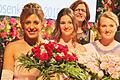 Rosenkönigin wurde 2019 Lynette Schmidt. Hier im Bild mit Rosenprinzessinnen Dana Rüttger und Isabell Voll, im Hintergrund: Kurdirektorin Sylvie.Werner Vogel       -  Rosenkönigin wurde 2019 Lynette Schmidt. Hier im Bild mit Rosenprinzessinnen Dana Rüttger und Isabell Voll, im Hintergrund: Kurdirektorin Sylvie.Werner Vogel