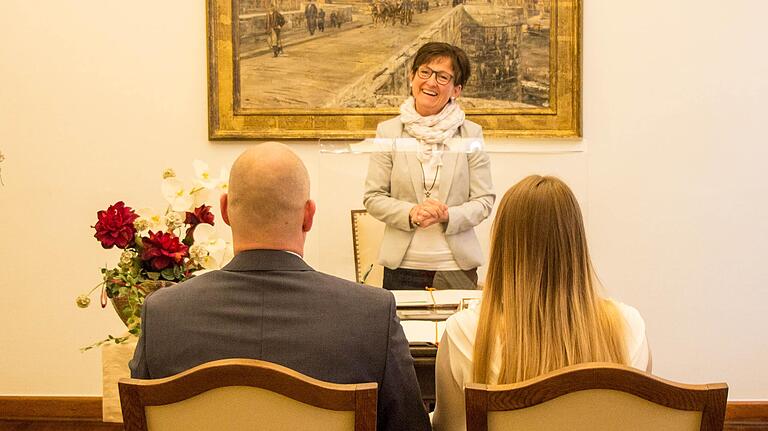 Im Würzburger Standesamt dürfen Brautpaare wegen der Corona-Pandemie den Trausaal nur alleine betreten. Standesbeamtin Silvia Hetzer traut hier ein Paar hinter der Plexiglasscheibe.&nbsp;