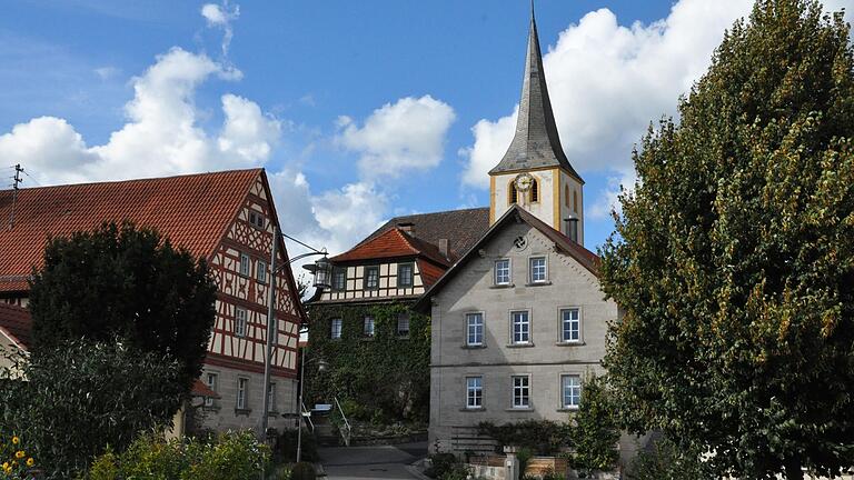 Der Dorfplatz von Nassach mit alten Fachwerkbauten