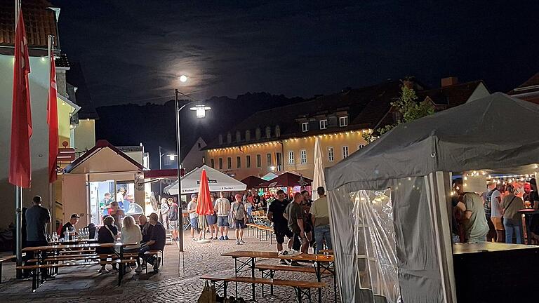 Das 'Fest des Jahres' nennen die Bischofsheimer ihr Stadtfest, das mit hochsommerlichem Wetter und vielen Attraktionen für Groß und Klein punkten konnte, Kulinarik und Musik eingeschlossen. Der fast volle Mond beleuchtete Bischofsheims Stadtfest.