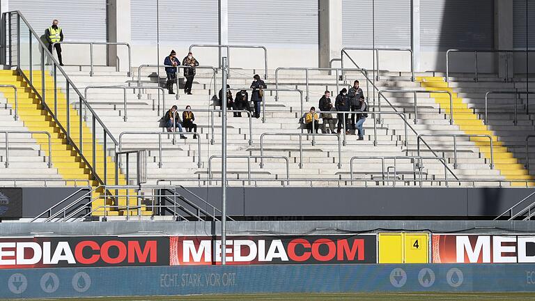 Fußballfans - Okay, das ist besonders leer: Blick auf nur wenige Fans in einem Fußballstadion. (Archivbild) Fußballfans - Okay, das ist besonders leer: Blick auf nur wenige Fans in einem Fußballstadion. (Archivbild)