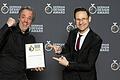 Das neue Erscheinungsbild der Stadt Gerolzhofen 'Alles Gute. Dein Geo' hat den 'German Design Award 2025' gewonnen. Die Freude darüber war bei Andreas Seufert vom Designbüro Digitabula (links) und Bürgermeister Thorsten Wozniak entsprechend groß, nach der Preisverleihung in Frankfurt.