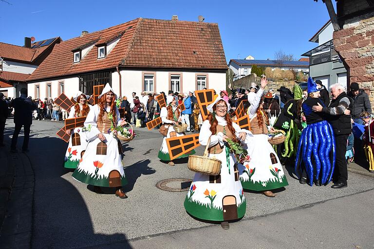 Ob fantasievolle Kostüme, aufwendig gestaltete Wagen oder heißer Faschingsmusik – die Vielfalt der Darbietungen spiegelte die pure Lebensfreude wider, für die der Helmstadter Fasching bekannt ist. Ob fantasievolle Kostüme, aufwendig gestaltete Wagen oder heißer Faschingsmusik – die Vielfalt der Darbietungen spiegelte die pure Lebensfreude wider, für die der Helmstadter Fasching bekannt ist.