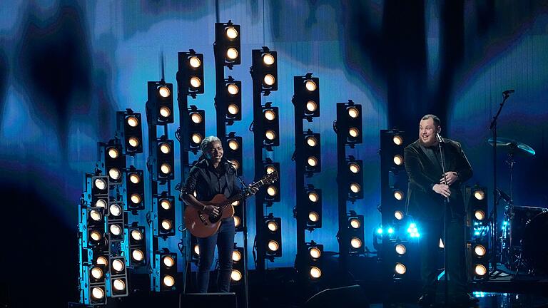 Tracy Chapman und Luke Combs       -  Tracy Chapman und Luke Combs singen &bdquo;Fast Car&rdquo; während der Verleihung der Grammy Awards 2024. (Archivbild)