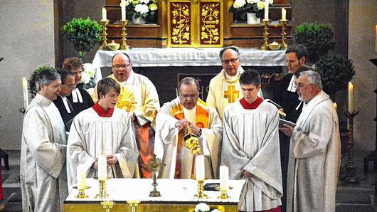 Nach zwölf Jahren letztmals stand Gerd Greier (Mitte) am Sonntag als Stadtpfarrer am Altar der Kirche St. Johannes, umrahmt von seinen katholischen und evangelischen Amtsbrüdern.