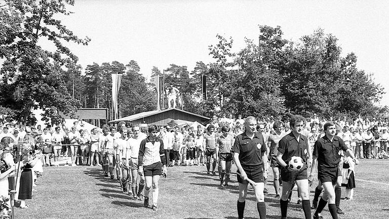 Die Spieler des 1. FC Nürnberg (links) und FC Reichenbach kurz vor Spielbeginn.  Foto: Hopf       -  Die Spieler des 1. FC Nürnberg (links) und FC Reichenbach kurz vor Spielbeginn.  Foto: Hopf