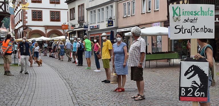Die Menschenkette in der Lohrer Hauptstraße. Die Menschenkette in der Lohrer Hauptstraße.