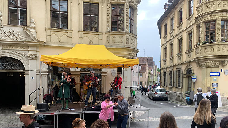 Nach der Pandemie bedingten Pause, lockte Artbreit 2022 wieder Kunstliebhaber aus ganz Deutschland an den Main. Thema dieses Jahr: Kunst in Sicht. Die Band Colinda mit Kanadischer Musik lockte eine schon gleich zu Beginn zu einem Tänzchen.