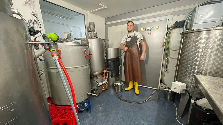 Braumeister Jonas Stöhr bei der Arbeit in seiner kleinen Brauerei.