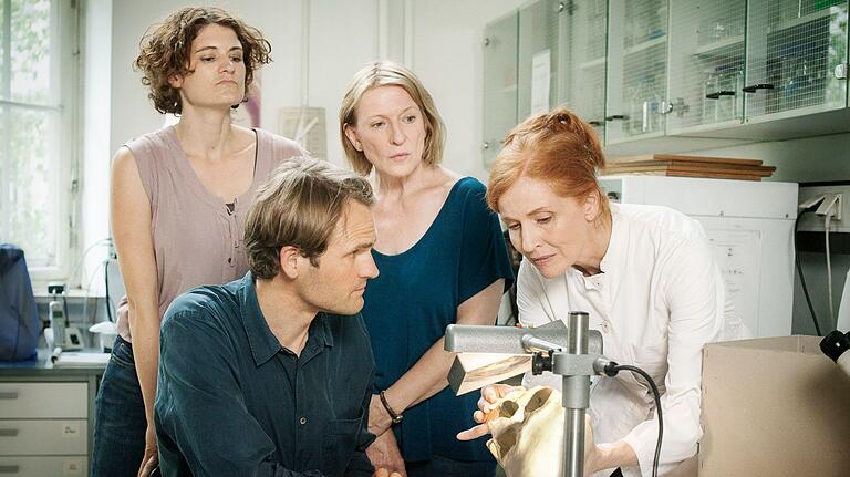 Franken-Tatort: Die Kriminalkommissare Wanda Goldwasser (Eli Wasserscheid), Felix Voss (Fabian Hinrichs) und Paula Ringelhahn (Dagmar Manzel) mit Professorin Magdalena Mittlich (Sibylle Canonica) in einer Szene in der Anatomie in Würzburg. Franken-Tatort: Die Kriminalkommissare Wanda Goldwasser (Eli Wasserscheid), Felix Voss (Fabian Hinrichs) und Paula Ringelhahn (Dagmar Manzel) mit Professorin Magdalena Mittlich (Sibylle Canonica) in einer Szene in der Anatomie in Würzburg. 