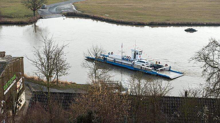 Die Wipfelder Fähre, hier ein Archivbild vom Februar 2020, musste aufgrund der aktuellen Hochwasserlage schon am Samstagvormittag ihren Betrieb einstellen. Auch am Montag gibt es aufgrund der Wasserstandsprognosen keinen Fährbetrieb. Die Gemeinde Wipfeld informiert, wenn die Lage sich entspannt hat und der Fährbetrieb wieder möglich ist.