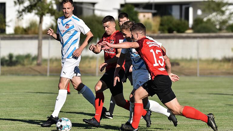 Eine Szene aus der Partie DJK Schwebenried/Schwemmelsbach gegen die DJK Dampfach: Schwebenried/Schwemmelsbachs Lino Schramm (rechts, Nummer 13) bei einem Vorstoß.