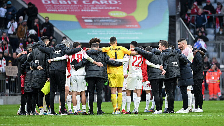 Bayern München - FC Augsburg       -  Die Spieler des FCA dürften in dieser Runde nach Abpfiff gegen den FC Bayern enttäuscht sein.