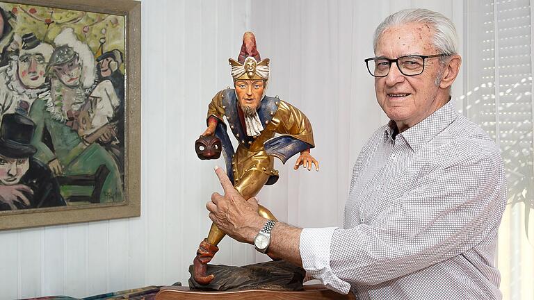 Hans Driesel aus Werneck ist mit dem Kulturpreis der Deutschen Fastnacht ausgezeichnet worden. Besonders ist für ihn die Harlekin-Maske, die die Figur in der Hand trägt.