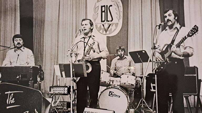 Die Blue Boys, in den 1970er- und 1980er-Jahren lange Zeit die Sitzungskapelle der Wasserelf, mit 
Norbert Kraus (Orgel, Akkordeon), Karl (Charly) Weger (Saxofon) Peter Glückert (Gitarre) und Rainer Lommel (Schlagzeug).