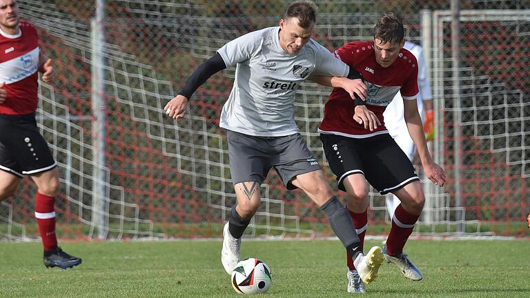 Die SG Bastheim mit Kevin Behringer (links, am Ball) holte im Spiel gegen den FSV Hohenroth (rechts Luis Hahn) ihren ersten Punkt der Saison.