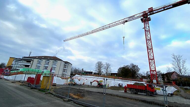 Der Riesenkran am Hainberg ist weithin sichtbar: Der Neubau des Franziska-Streitel-Altenheims ist die größte Baustelle in Mellrichstadt.