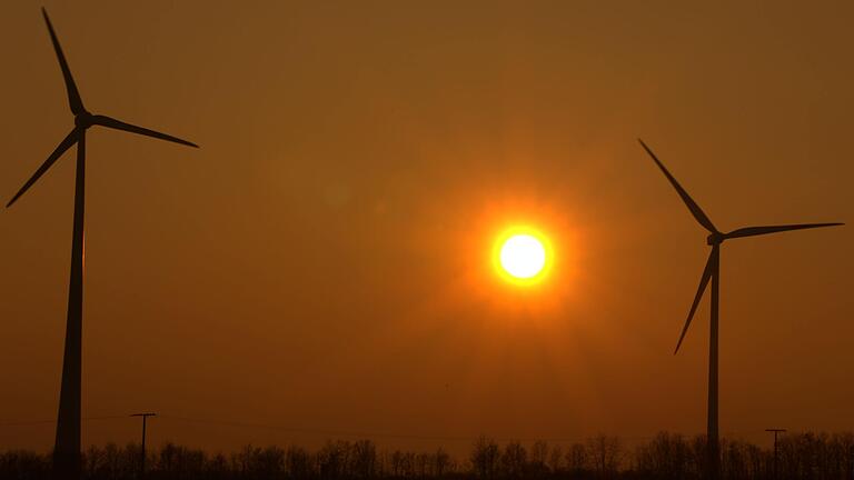 Den richtigen Energiemix bei Wind- und Sonnenkraft (Symboldbild) koordinieren will eine Gesellschaft aus Energieversorgern und den Kommunen des Landkreises Kitzingen. Darüber diskutierte nun auch der Volkacher Stadtrat.&nbsp;