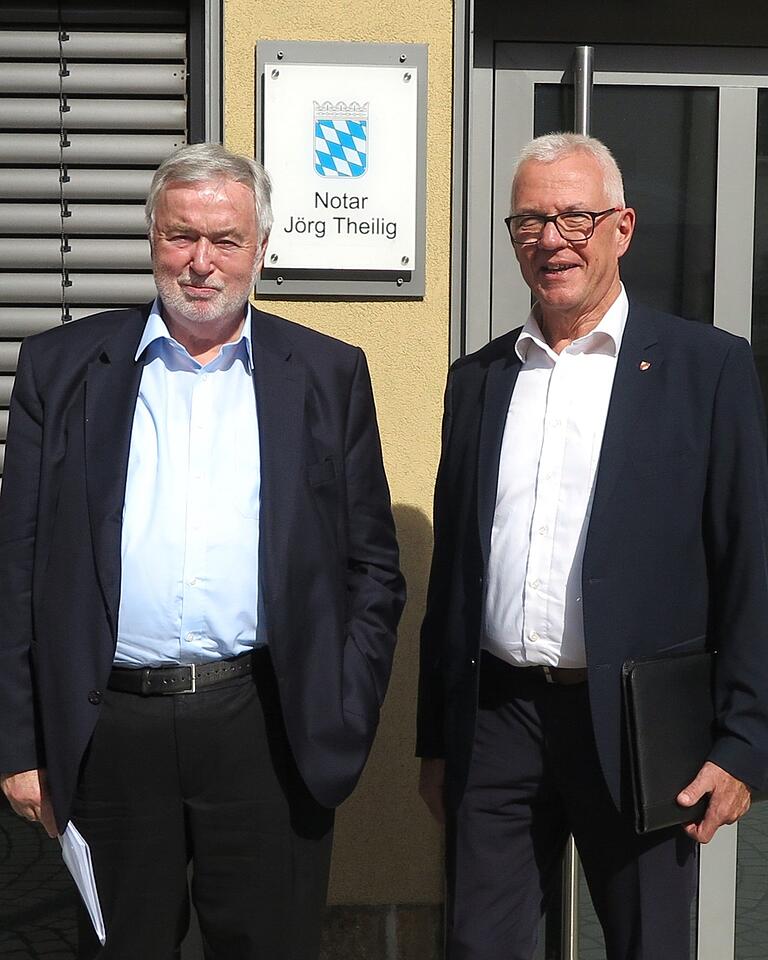 Bürgermeister Günther Werner (rechts) und Jörg Pildner-Steinburg, Geschäftsführer der GAW Immobilien-Gesellschaft, haben in Haßfurt den Kaufvertrag unterschrieben. Bürgermeister Günther Werner (rechts) und Jörg Pildner-Steinburg, Geschäftsführer der GAW Immobilien-Gesellschaft, haben in Haßfurt den Kaufvertrag unterschrieben.