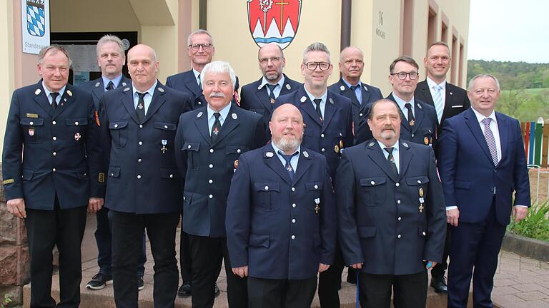 Gold für 40 Jahre in der Wehr ging an zehn Geehrte; dazu gratulierten KBR Benno Metz (links), Bürgermeister Mario Götz (rechts hinten) und Landrat Thomas Bold (rechts vorne).       -  Gold für 40 Jahre in der Wehr ging an zehn Geehrte; dazu gratulierten KBR Benno Metz (links), Bürgermeister Mario Götz (rechts hinten) und Landrat Thomas Bold (rechts vorne).