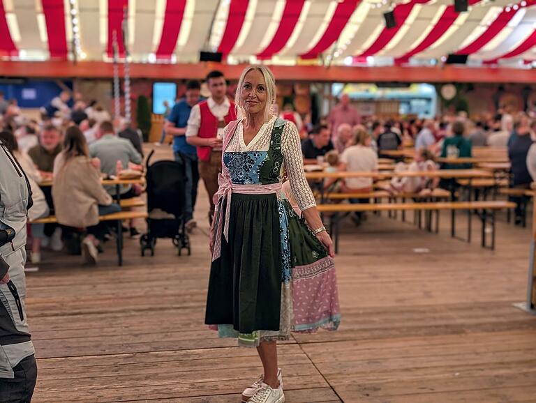 Lucy Michel aus Dettelbach (Lkr. Kitzingen) trägt ein farbenfrohes Dirndl.