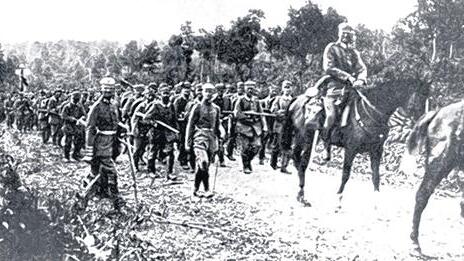 So war das damals       -  Deutsche Truppen überschreiten im Sommer 1914 die Grenze nach Frankreich. DPA