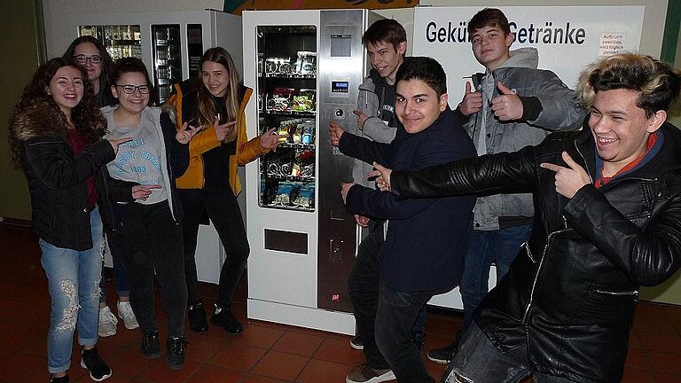 Die Mittelschule Marktheidenfeld startete den Fairtrade-Verkauf am Automaten.