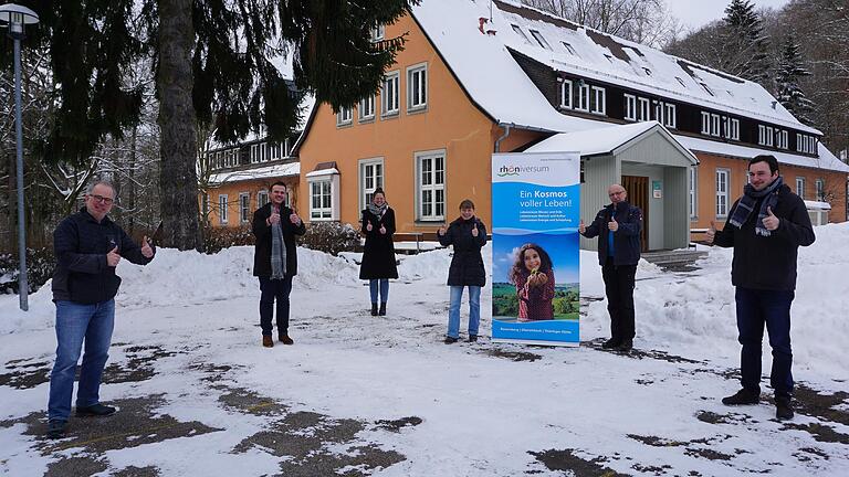 Zuversichtlich gehen die Verantwortlichen des Rhöniversums durch den Lockdown. Das Bild zeigt von links: Markus Seibl (Geschäftsführer der  Hobbach-Bauersberg gGmbH), Bernd Fischer (Geschäftsführer der Umweltbildungsstätte Oberelsbach), Katharina Klug (pädagogisch Fachbetreuerin), Dr. Andrea Schmitt (Leiterin des Studienhauses am Bauersberg), Dieter Köstler (Mitarbeiter Bauersberg) und Stephan Barthelme (Geschäftsführer des Schullandheims Thüringer Hütte).