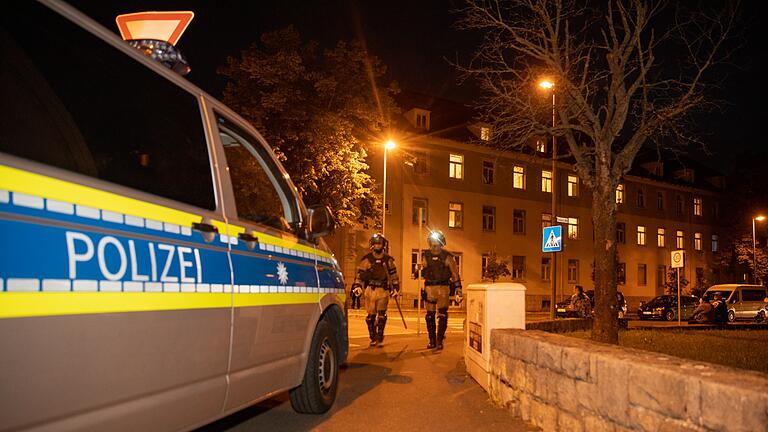 Stunden nach der Tat durchsuchten Polizisten am 25. Juni die Unterkunft des Somaliers in Würzburg.