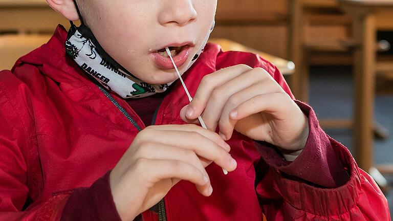 An den Schulen müssen sich die Kinder regelmäßig auf das Corona-Virus testen. Am Infektionsgeschehen in Stadt und Landkreis Würzburg hat diese Altersgruppe zur Zeit allerdings kaum Anteil.&nbsp;&nbsp;