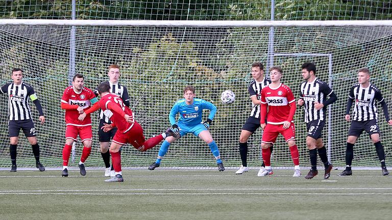 War an diesem Samstag der einzige Sander mit Landesliga-Niveau: Keeper Nils Nigbur, der auch diesen Ball von Frammersbachs Maurice Matreux abwehrte.