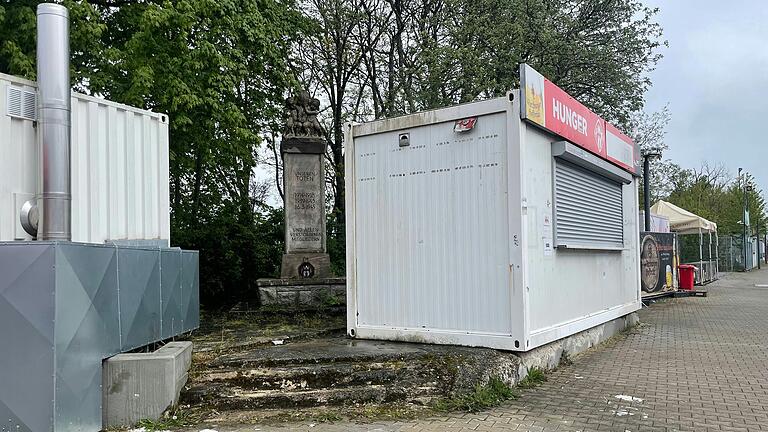 Das 100 Jahre alte Denkmal für die in den Weltkriegen verstorbenen Vereinsmitglieder der Würzburger Kickers steht im Stadion am Dallenberg in direkter Nähe zu einem Verkaufscontainer. Links daneben die Anlage für die Rasenheizung. Das 100 Jahre alte Denkmal für die in den Weltkriegen verstorbenen Vereinsmitglieder der Würzburger Kickers steht im Stadion am Dallenberg in direkter Nähe zu einem Verkaufscontainer. Links daneben die Anlage für die Rasenheizung.