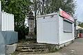 Das 100 Jahre alte Denkmal für die in den Weltkriegen verstorbenen Vereinsmitglieder der Würzburger Kickers steht im Stadion am Dallenberg in direkter Nähe zu einem Verkaufscontainer. Links daneben die Anlage für die Rasenheizung.