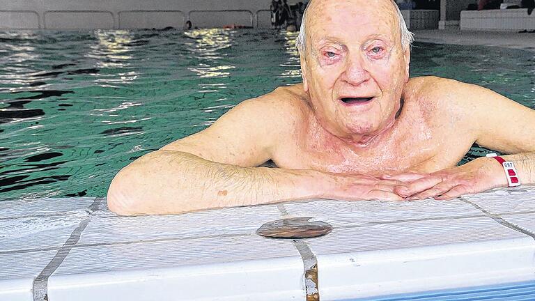 Erschöpft, aber zufrieden: Der 88-jährige Walter Schill schwimmt zweimal in der Woche einen Kilometer. Erschöpft, aber zufrieden: Der 88-jährige Walter Schill schwimmt zweimal in der Woche einen Kilometer.