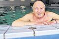 Erschöpft, aber zufrieden: Der 88-jährige Walter Schill schwimmt zweimal in der Woche einen Kilometer.