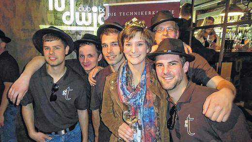 Junge Wilde: Die Weinkönigin Christin Ungemach, umringt von fünf Weinbautechnikern im Würzburger Club Ludwig. Junge Wilde: Die Weinkönigin Christin Ungemach, umringt von fünf Weinbautechnikern im Würzburger Club Ludwig.