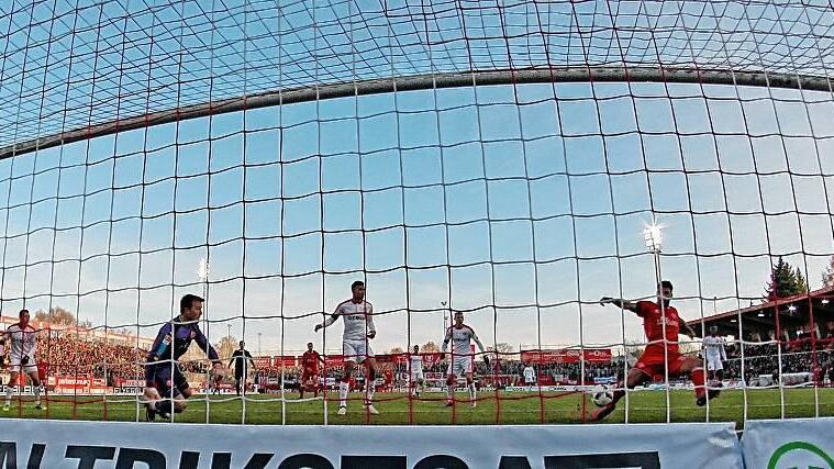 Fussball, 2. Bundesliga, FC Würzburger Kickers - Fortuna Düsseldorf - Kaum zu glauben, aber der Ball geht nicht rein. Das Tor zum Sieg steht für Elia Soriano (rotes Trikot) und die Kickers in dieser Szene ganz weit offen, doch der Würzburger Goalgetter bugsiert den Ball Fortuna-Keeper Michael Rensing (lila-schwarzes Trikot) in die Arme. Fussball, 2. Bundesliga, FC Würzburger Kickers - Fortuna Düsseldorf - Kaum zu glauben, aber der Ball geht nicht rein. Das Tor zum Sieg steht für Elia Soriano (rotes Trikot) und die Kickers in dieser Szene ganz weit offen, doch der Würzburger Goalgetter bugsiert den Ball Fortuna-Keeper Michael Rensing (lila-schwarzes Trikot) in die Arme.