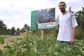 Mit einem Schild in seinem Soja-Acker weist Landwirt Andreas Gerner an der Straße von Birnfeld nach Bundorf auf sein Patenschaftsangebot zugunsten des Schutzes des Regenwaldes hin.