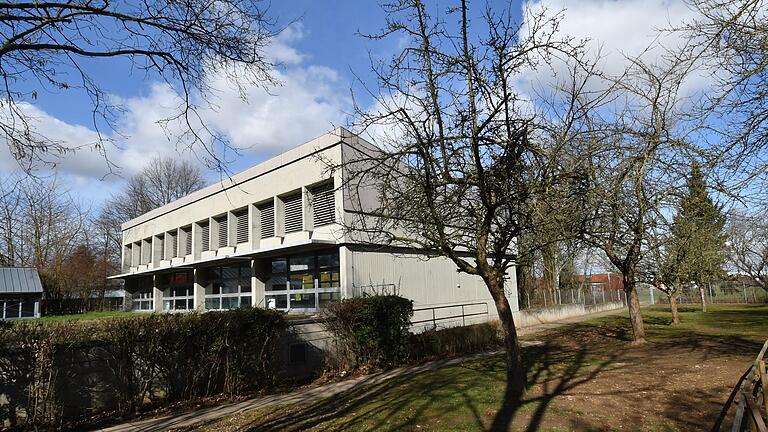 Die Tage der alten Schulturnhalle sind gezählt. Im kommenden Frühjahr soll nebenan der Bau einer neuen Dreifach-Sporthalle beginnen. Die Tage der alten Schulturnhalle sind gezählt. Im kommenden Frühjahr soll nebenan der Bau einer neuen Dreifach-Sporthalle beginnen.