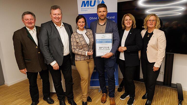 Viel Freude über den Preis (von links): Gerhard Eck, Dieter Pfister, Tina Scheller, Christian Scheller, Martina Gießübel und Gabriele Jakob. Viel Freude über den Preis (von links): Gerhard Eck, Dieter Pfister, Tina Scheller, Christian Scheller, Martina Gießübel und Gabriele Jakob.