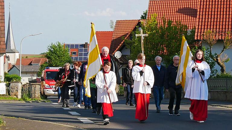 Die Wallfahrer aus Hausen auf ihrem Weg nach Fährbrück. Sie wurden wie alle anderen Wallfahrtsgruppen von der Freiwilligen Feuerwehr abgesichert.