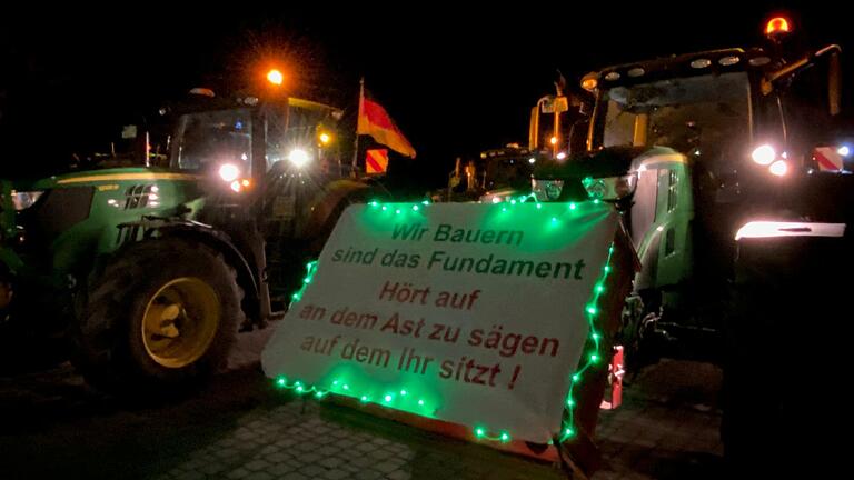 Auch mit Plakaten machten die Bauern in Rhön-Grabfeld ihrem Unmut Luft.&nbsp;