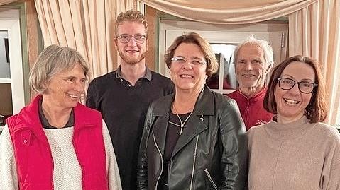 Die frisch gewählten Vorstandsmitglieder des Kissinger Ortsverbandes Bündnis 90/Die Grünen (von links): Anke Albert, Kirsten Hofmann und Britta Söpper sowie (hinten, von links): Sebastian Häfner und Richard Fix.       -  Die frisch gewählten Vorstandsmitglieder des Kissinger Ortsverbandes Bündnis 90/Die Grünen (von links): Anke Albert, Kirsten Hofmann und Britta Söpper sowie (hinten, von links): Sebastian Häfner und Richard Fix.