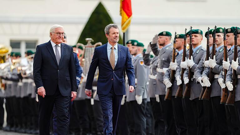 Skandinavische Royals zu Besuch in Deutschland - Frederik X. wurde von Bundespräsident Frank-Walter Steinmeier an dessen Amtssitz Schloss Bellevue in Berlin mit militärischen Ehren begrüßt. Skandinavische Royals zu Besuch in Deutschland - Frederik X. wurde von Bundespräsident Frank-Walter Steinmeier an dessen Amtssitz Schloss Bellevue in Berlin mit militärischen Ehren begrüßt.