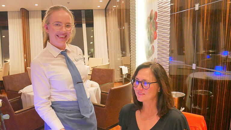 Evelyn Schill aus Bad Brückenau auf der Aida - Im eleganten Restaurant Rossini lassen sich die Gäste gerne von Evelyn Schill (links) verwöhnen. Evelyn Schill aus Bad Brückenau auf der Aida - Im eleganten Restaurant Rossini lassen sich die Gäste gerne von Evelyn Schill (links) verwöhnen.