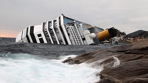 Das Jahr in 50 Bildern       -  17. Januar:
Das italienische Kreuzfahrtschiff »Costa Concordia« läuft nahe der Insel Giglio auf einen Felsen, woraufhin es Schlagseite bekommt. 4229 Menschen waren zum Zeitpunkt der Havarie vor der toskanischen Küste an Bord. Rettungstaucher und Feuerwehrleute suchen in den folgenden Tagen nach Vermissten. Am Ende der Suchaktion haben die Helfer 32 Tote aus dem Wrack geborgen, unter ihnen zwölf Deutsche.